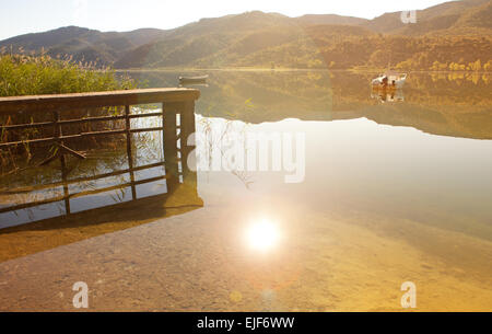 Concret pier paesaggio del serbatoio Anguix, Guadalajara, Spagna Foto Stock