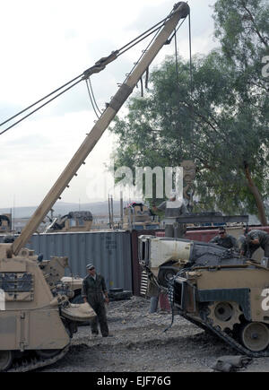 Spc. Damon bianco dal Bronx, N.Y., serbatoio maintainer e Hercules 88 Recupero operatore del veicolo, primo plotone, la società C, 1° Battaglione, 8° Reggimento di Fanteria, utilizza il recupero del veicolo al braccio di sollevamento di un power pack, che è il motore e la trasmissione di un serbatoio, fino e al di fuori della M1A1 Abrams corpo serbatoio durante la tankís servizio annuale sul funzionamento in avanti Marez Base a Mosul, Iraq, nov. 2. Pfc. Jon Firenze da Versailles, KY., serbatoio manutentore, 1Plt., la società C, 1° Btn., 8 Inf. Reg. e Sgt. Aaron Frazier da West Salem, Ohio, manutenzione equipaggio leader e il manutentore del serbatoio, 1 Plt., la società C, Foto Stock