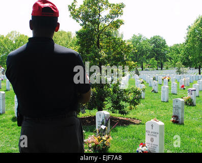 Il Mag. Gen. P Vincent K. Brooks, comandante generale della 1INF. Div. e Fort Riley, entra in pausa per un momento di riflessione di fronte alla tomba di Medal of Honor destinatario Spc. Ross McGinnis durante una visita al Cimitero Nazionale di Arlington, Aprile 30. McGinnis fu ucciso il 4 dicembre, 2006, a Baghdad, Iraq, mentre assegnato al primo Inf. Div. Mollie Miller, 1a Divisione di Fanteria Affari pubblici Foto Stock