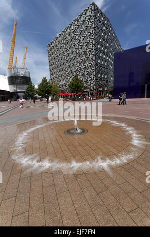 Ampio angolo di visione della penisola quadrato con il Ravensbourne College e l'arena O2 in background. Foto Stock