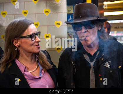 Berlino, Germania. 25 Mar, 2015. Cantante tedesco Udo Lindenberg fuma mentre in piedi accanto a Sigrid Nikutta Evelyn, CEO di Berliner Verkehrsbetriebe (LPP), nella stazione della metropolitana vicino all'Olympiastadion di Berlino, Germania, 25 marzo 2015. Lindenberg ha tenuto un concerto su un treno speciale di Berlino la linea della metropolitana U2. Foto: PAOLO ZINKEN/dpa/Alamy Live News Foto Stock