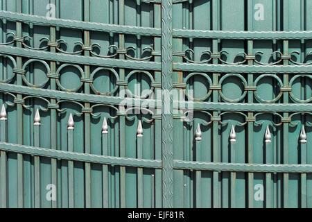 Ferro battuto fatto a mano porta come sfondo Foto Stock