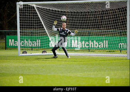 Cardiff, Galles, UK. 25 Mar, 2015. Il Galles squadra di gioco del calcio di formazione presso il Vale Hotel e Resort a Cardiff oggi davanti a questo fine settimana la partita contro Israele. Credito: Phil Rees/Alamy Live News Foto Stock