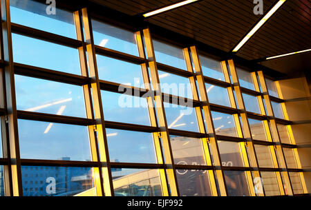 Sunny finestre moderne in Vnukovo International Airport Foto Stock