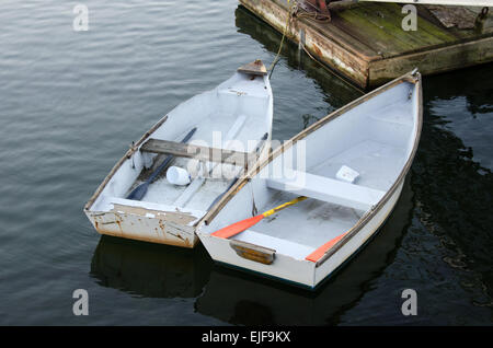 Due gommoni legato fino al paese di dock di Rockport, Maine. Foto Stock