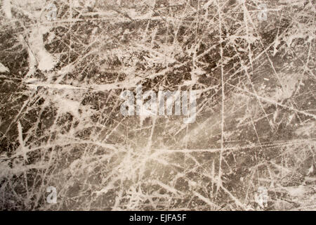 Graffi e segni sul ghiaccio da pattini da ghiaccio, hockey e pattinaggio Foto Stock