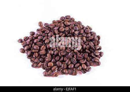 I chicchi di caffè pronto per la macinazione di isolato su un fondo bianco Foto Stock