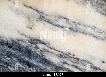 Primo piano di marmo texture con macchie di glinting quarzo e vene di pietra scura Foto Stock