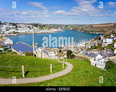 Il percorso verso il villaggio di Polruan Cornovaglia con Fowey sul lato opposto del fiume. Foto Stock