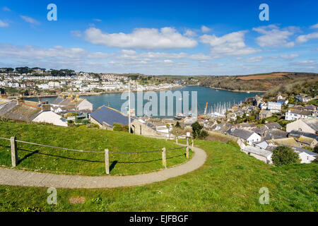 Il percorso verso il villaggio di Polruan Cornovaglia con Fowey sul lato opposto del fiume. Foto Stock