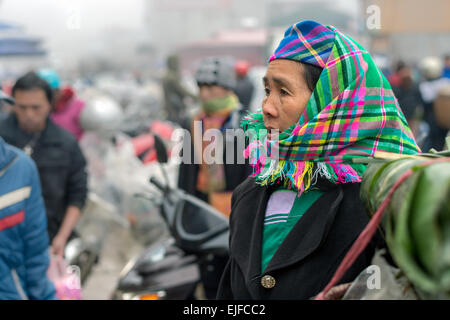 Donna Hmong in un mercato di Sapa, Vietnam Foto Stock