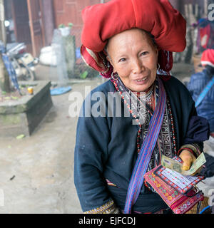 Red Dao donna in Ta Phin villaggio fuori Sapa in Vietnam del nord Foto Stock