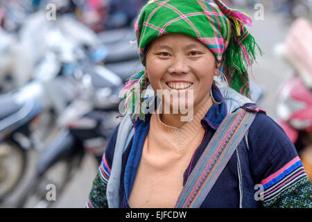 Donna Hmong in un mercato di Sapa, Vietnam Foto Stock