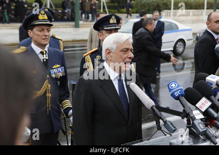 Atene, Grecia. 25 Mar, 2015. Il Presidente della Repubblica di Grecia, Prokopis Pavlopoulos, indirizzi della stampa dopo la parata militare di Atene. Una parata militare si è svolta ad Atene nonostante la pioggia pesante, per celebrare il 194th greco il Giorno di Indipendenza. Il giorno celebra l'inizio della guerra greca di indipendenza nel 1821, che portano all'indipendenza della Grecia dall'Impero Ottomano. © Michael Debets/Pacific Press/Alamy Live News Foto Stock