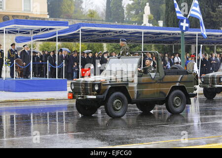 Atene, Grecia. 25 Mar, 2015. La testa del corteo sfila passato la presidente greca presso la parata militare di Atene. Una parata militare si è svolta ad Atene nonostante la pioggia pesante, per celebrare il 194th greco il Giorno di Indipendenza. Il giorno celebra l'inizio della guerra greca di indipendenza nel 1821, che portano all'indipendenza della Grecia dall'Impero Ottomano. © Michael Debets/Pacific Press/Alamy Live News Foto Stock