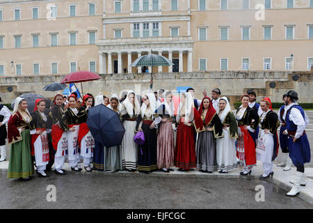 Atene, Grecia. 25 Mar, 2015. Un gruppo non tradizionale abito greco pongono al di fuori del parlamento greco. Una parata militare si è svolta ad Atene nonostante la pioggia pesante, per celebrare il 194th greco il Giorno di Indipendenza. Il giorno celebra l'inizio della guerra greca di indipendenza nel 1821, che portano all'indipendenza della Grecia dall'Impero Ottomano. © Michael Debets/Pacific Press/Alamy Live News Foto Stock