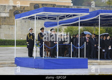 Atene, Grecia. 25 Mar, 2015. Il Presidente della Repubblica di Grecia, Prokopis Pavlopoulos, recensioni la parata militare di Atene. Una parata militare si è svolta ad Atene nonostante la pioggia pesante, per celebrare il 194th greco il Giorno di Indipendenza. Il giorno celebra l'inizio della guerra greca di indipendenza nel 1821, che portano all'indipendenza della Grecia dall'Impero Ottomano. © Michael Debets/Pacific Press/Alamy Live News Foto Stock