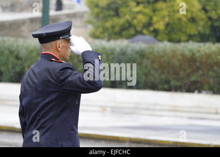 Atene, Grecia. 25 Mar, 2015. Un esercito greco officer saluta. Una parata militare si è svolta ad Atene nonostante la pioggia pesante, per celebrare il 194th greco il Giorno di Indipendenza. Il giorno celebra l'inizio della guerra greca di indipendenza nel 1821, che portano all'indipendenza della Grecia dall'Impero Ottomano. © Michael Debets/Pacific Press/Alamy Live News Foto Stock