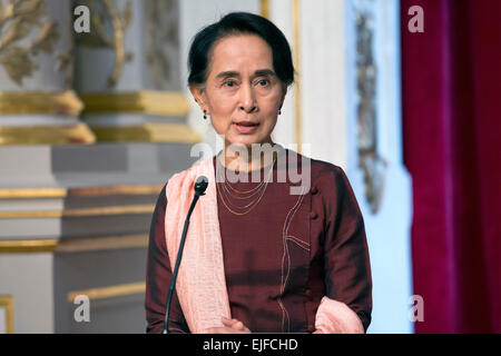 Parigi, Francia. 15 apr 2014. Myanmar il leader dell opposizione e premio Nobel per la pace Aung San Suu Kyi dà una conferenza stampa congiunta con il presidente francese a Elysee Palace. © Nicolas Kovarik/Pacific Press/Alamy Live News Foto Stock