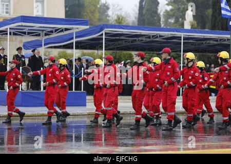 Atene, Grecia. 25 Mar, 2015. I medici hanno passato marzo il Presidente greco presso la parata militare di Atene. Una parata militare si è svolta ad Atene nonostante la pioggia pesante, per celebrare il 194th greco il Giorno di Indipendenza. Il giorno celebra l'inizio della guerra greca di indipendenza nel 1821, che portano all'indipendenza della Grecia dall'Impero Ottomano. © Michael Debets/Pacific Press/Alamy Live News Foto Stock