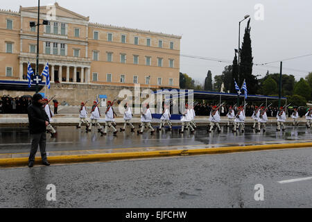 Atene, Grecia. 25 Mar, 2015. Evzones (Greco guardia presidenziale) sfilano passato la presidente greca al di fuori del parlamento greco. Una parata militare si è svolta ad Atene nonostante la pioggia pesante, per celebrare il 194th greco il Giorno di Indipendenza. Il giorno celebra l'inizio della guerra greca di indipendenza nel 1821, che portano all'indipendenza della Grecia dall'Impero Ottomano. © Michael Debets/Pacific Press/Alamy Live News Foto Stock