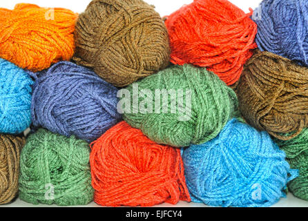 Multi-colore di matasse di filo per maglieria. Foto Stock