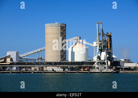 Porto di Newcastle NSW, Australia mostra Hunter River e il carbone e il grano di industria di caricamento Foto Stock