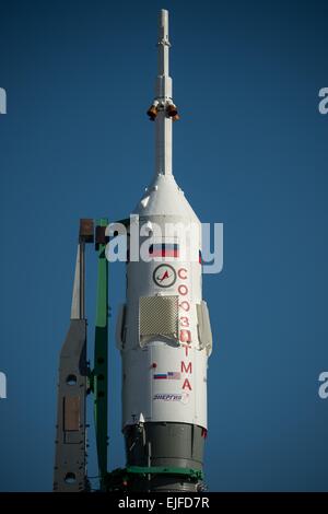 Cosmodromo di Baikonur in Kazakistan. 25 marzo, 2015. Il Soyuz TMA-16M veicolo spaziale è sollevato in posizione sulla rampa di lancio presso il cosmodromo di Baikonur Marzo 25, 2015 in Kazakistan. Lancio del razzo Soyuz è prevista per il mese di marzo 28 e porterà Expedition 43 equipaggio alla Stazione spaziale internazionale. Foto Stock