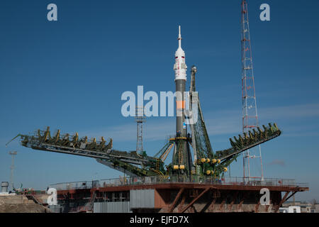 Il Soyuz TMA-16M veicolo spaziale è rotolato fuori dal treno per il lancio e il gantry sollevato intorno al razzo al cosmodromo di Baikonur Marzo 25, 2015 in Kazakistan. Lancio del razzo Soyuz è prevista per il mese di marzo 28 e porterà Expedition 43 equipaggio alla Stazione spaziale internazionale. Foto Stock