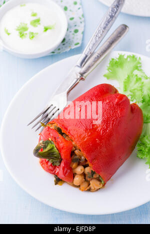 Peperone rosso farcite con fagioli bianchi su piastra, vicino il fuoco selettivo Foto Stock