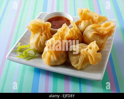 Cinese tradizionale dim sum con un peperoncino Salsa di immersione Foto Stock