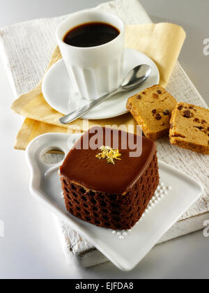 Una specialità di pasticceria fatta a mano ricca di dolci al cioccolato con caffè in un ambiente bianco