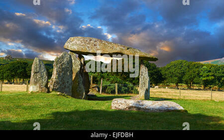 Pentre Ifan un neolitico pietra megalitic sepoltura camera dolmen costruito circa 3500 BC nella parrocchia di Nevern, Pembrokeshire, Galles. Foto Stock