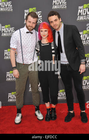 LOS ANGELES, CA - Aprile 14, 2013: musicisti Jeremy Davis, Hayley Williams & Taylor York di Paramore al 2013 MTV Movie Awards di Sony Studios, Culver City. Foto Stock