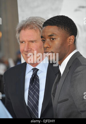 LOS ANGELES, CA - Aprile 9, 2013: Harrison Ford & Chadwick Boseman presso il Los Angeles premiere del loro nuovo film '42: la storia vera di una leggenda americana" presso il Teatro Cinese, Hollywood. Immagine: Jaguar Foto Stock