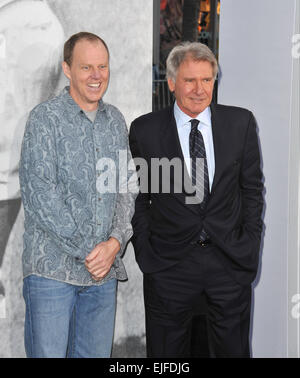 LOS ANGELES, CA - Aprile 9, 2013: Harrison Ford (a destra) & writer/regista Brian Helgeland presso il Los Angeles premiere del loro nuovo film '42: la storia vera di una leggenda americana" presso il Teatro Cinese, Hollywood. Immagine: Jaguar Foto Stock