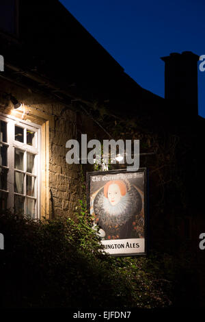 La testa della regina Inn public house bar, Donnnington Ales, a Stow-su-il-Wold in Cotswolds, REGNO UNITO Foto Stock