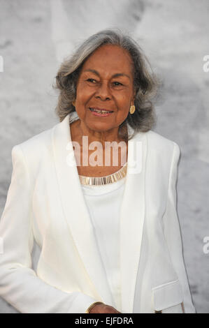 LOS ANGELES, CA - Aprile 9, 2013: Rachel Robinson, la vedova della leggenda del baseball Jackie Robinson, presso il Los Angeles premiere del '42: la storia vera di una leggenda americana" presso il Teatro Cinese, Hollywood. Immagine: Jaguar Foto Stock