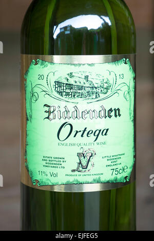 Bottiglia di Ortega vino bianco a Biddenden English Vineyards in Kent, England, Regno Unito Foto Stock