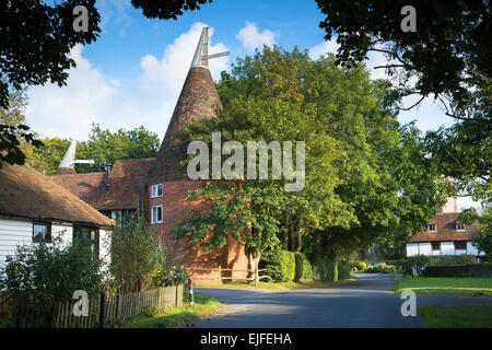 Attraente e pittoresco villaggio di Smarden con tradizionale Kentish oast house in alta Weald nel Kent, England, Regno Unito Foto Stock