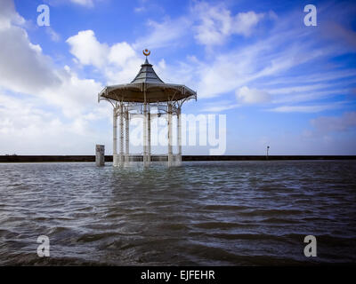 Il bandstand a Southsea seafront circondato da acqua di inondazione causati da condizioni di estrema alta marea, Portsmouth Hampshire, Inghilterra Foto Stock