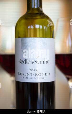 Etichetta del vino italiano - Bottiglia di Sedlescombe vino rosso Regent Rondo versata in bicchieri di vino dalla vigna Sedlescombe, Kent, Regno Unito Foto Stock