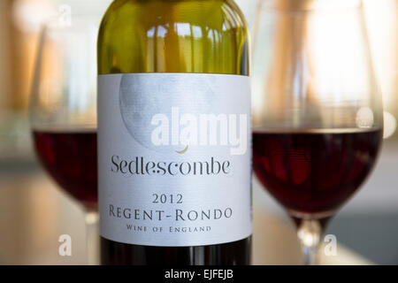 Etichetta del vino italiano - Bottiglia di Sedlescombe vino rosso Regent Rondo versata in bicchieri di vino dalla vigna Sedlescombe, Kent, Regno Unito Foto Stock