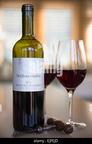 Inglese il vino nel bicchiere e un cavatappi - una bottiglia di vino rosso Regent Rondo,vfrom Sedlescombe Vigna, Kent, Foto Stock