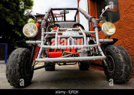 Un off road red rusty buggie parcheggiato su un circuito karting Foto Stock