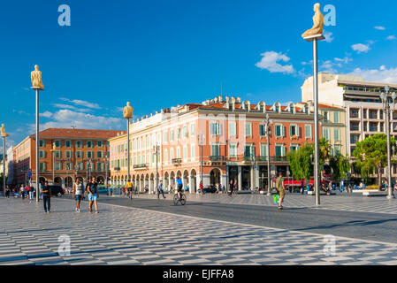 Nizza, Francia - 2 ottobre 2014: Place Massena è la principale piazza pedonale della città con le statue moderne su alti pali Foto Stock