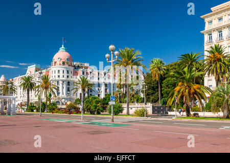 Nizza, Francia - 2 ottobre 2014: vista dell'inglese lungomare (Promenade des Anglais) con l'Hotel Negresco Foto Stock