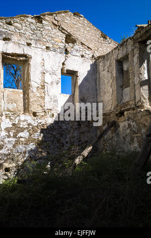 Abbandonata casa abbandonata rovina nel borgo antico di PALIÀ PERITHIA - Palea Peritheia - Nord Corfù, Grecia Foto Stock