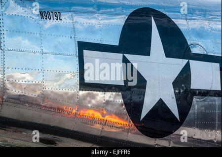 Stella emblema sulla WWII chrome corposo B-25 bombardiere Mitchell. Foto Stock