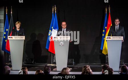 Seyne, Francia. 25 Mar, 2015. Il Presidente francese Francois Hollande (C), il Cancelliere tedesco Angela Merkel (L) e il Primo Ministro spagnolo Mariano Rajoy tenere una conferenza stampa a Seyne-les-Alpes, Francia, 25 marzo 2015. © Chen Xiaowei/Xinhua/Alamy Live News Foto Stock